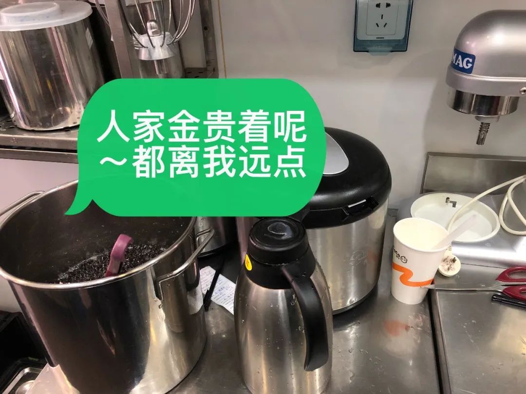 一点点、茶百道……这就是知名奶茶店的后厨！看到这幕恶心到了