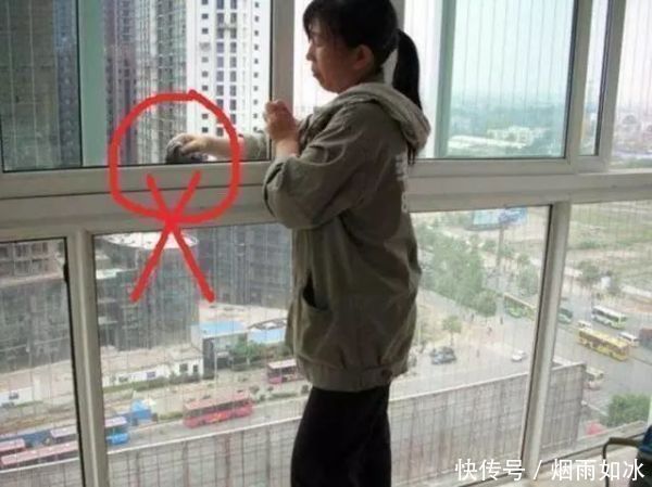 玻璃|玻璃脏了别傻傻爬窗擦教你一个笨方法，玻璃干净半年不用擦