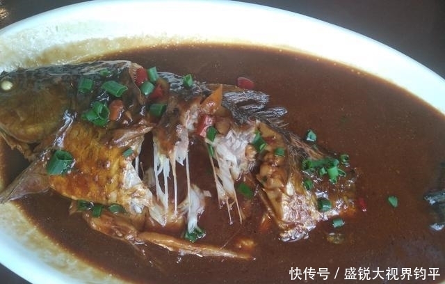 四川钓鱼人钓起“水库鲫鱼王”,重5斤,网友:并不好吃