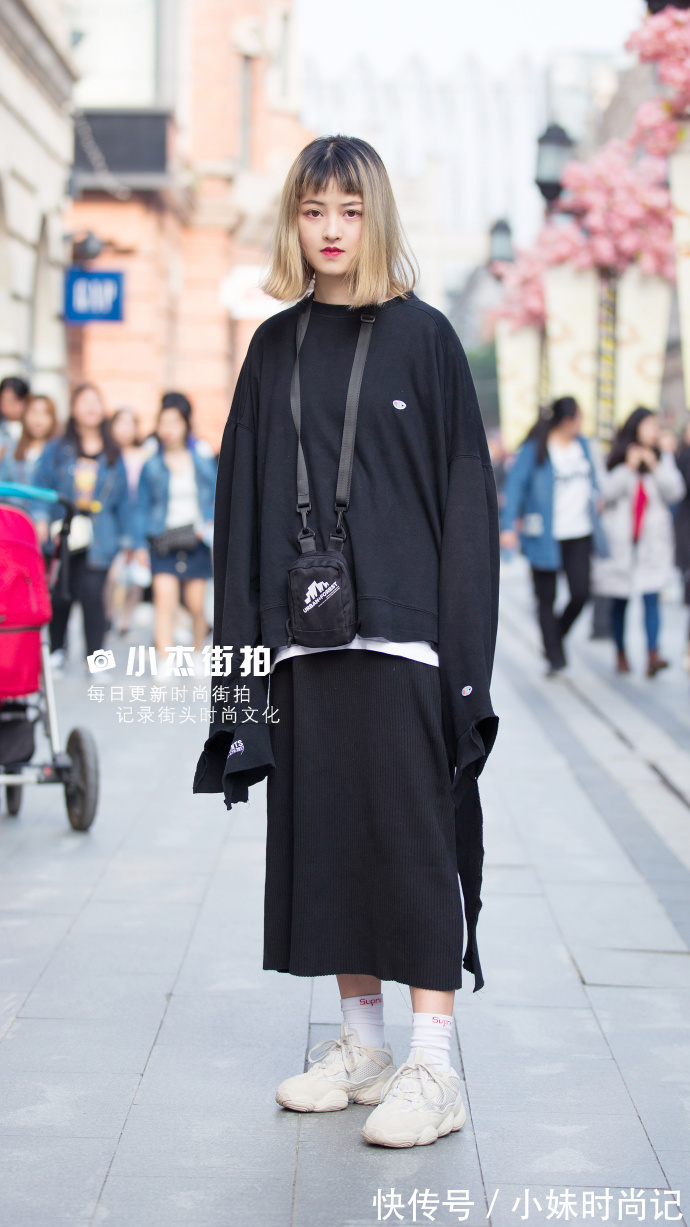 街拍|武汉街拍,白T恤搭配百褶裙,仙气十足让你回头率爆棚