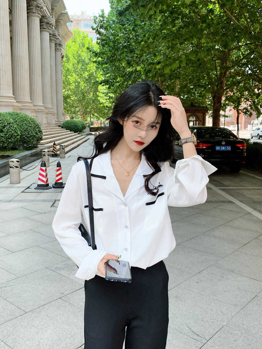 西服|初秋,身穿白色衬衫配黑色西装裤,让你自信又漂亮,秒变初恋女友
