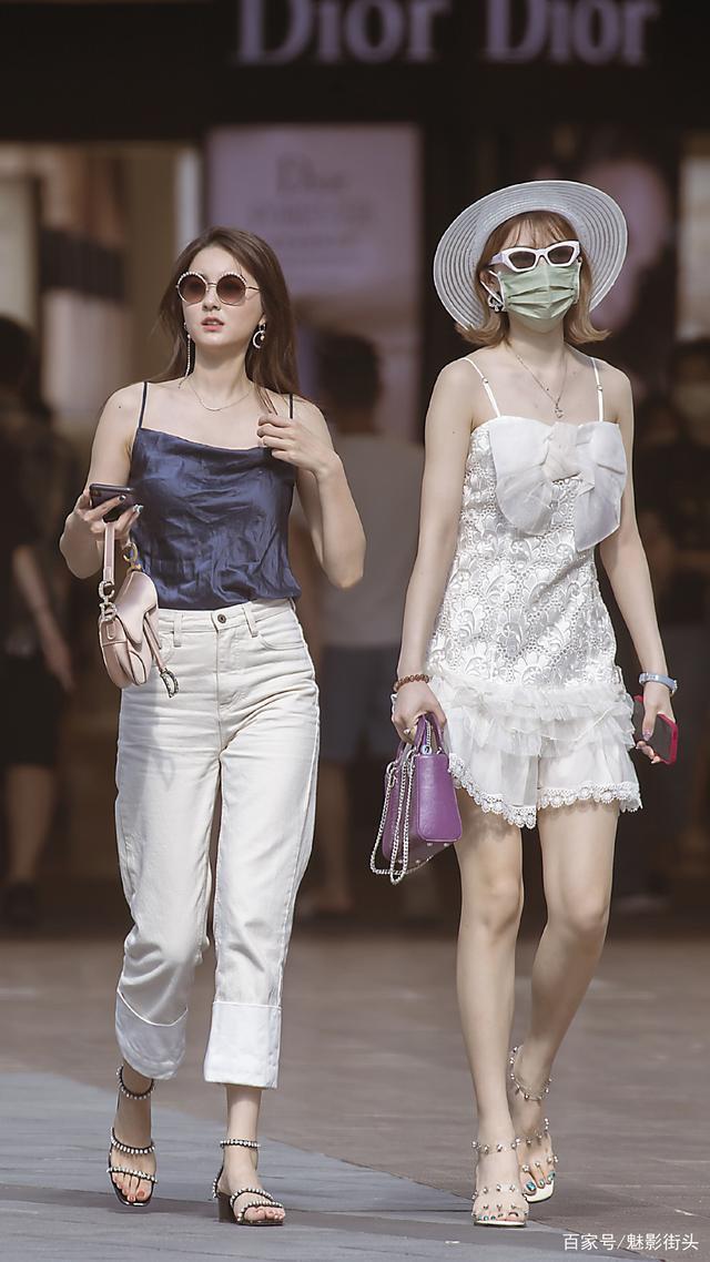 三伏天穿什么时髦的姑娘穿吊带,清凉舒适又显身材,一举两得