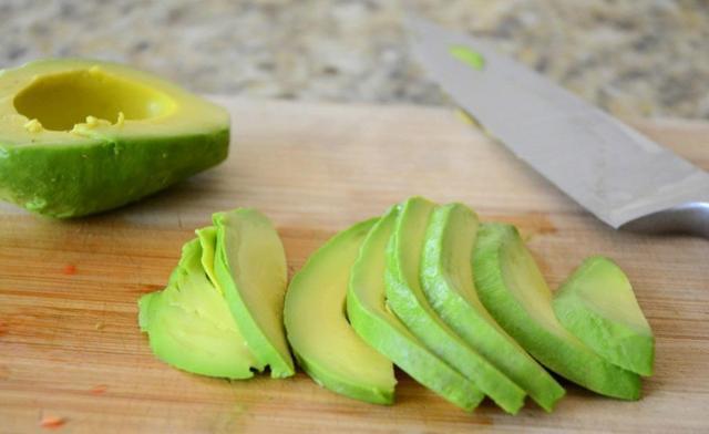 皮肤|女性若不想被叫“老女人”,4种水果要忌口,1种“零食”可多吃