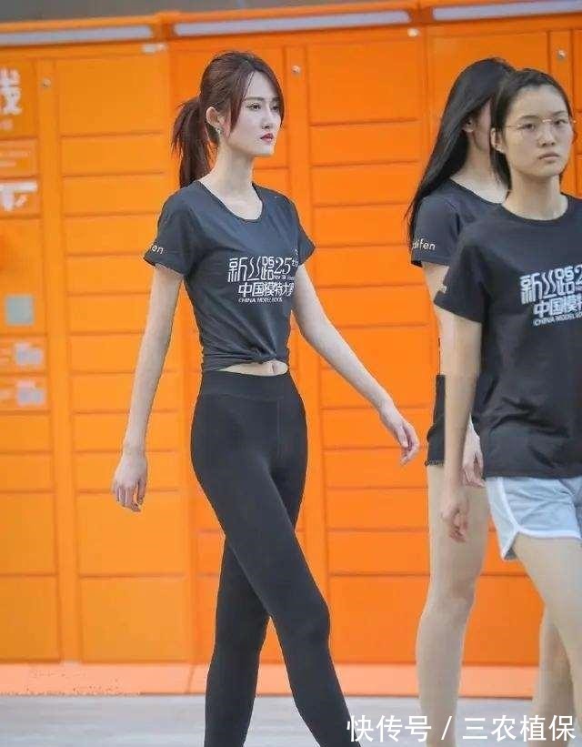 小仙女们 蜂腰时尚的打底裤美女,尤其是肩部线条流畅,简洁时尚!