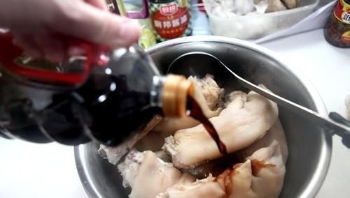 酱猪蹄，不用香料不用盐，只加3种调料，猪蹄软烂又筋道，特简单