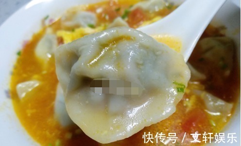 饺子别再用白开水煮了，像我这样煮出来的饺子格外有味道，特好吃