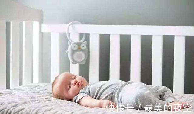 孩子|爸爸带双胞胎儿子睡觉，父子三人姿势神同步，网友亲生的没跑了