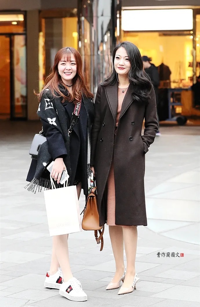 街拍:冬天大街上不怕冷的肉丝美女