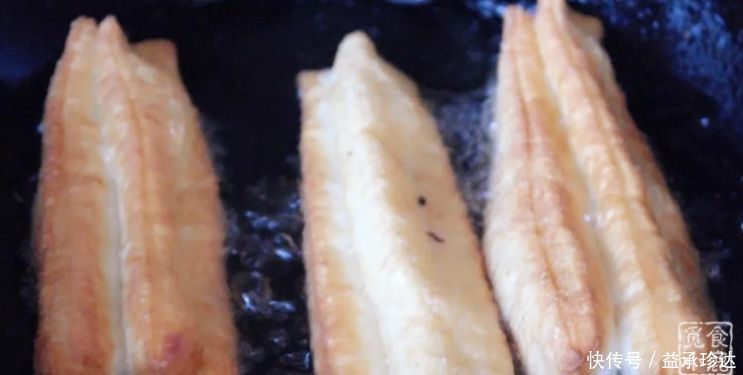 油条不用出去买,简单几步教你在家炸油条,蓬松酥脆,好吃又健康