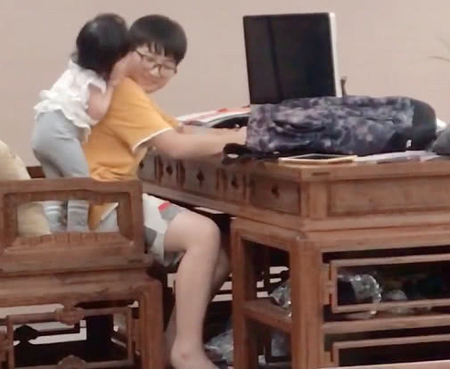 小萝莉|小萝莉陪“小暖男哥哥”写作业,哥哥回头那一刻心都被融化了