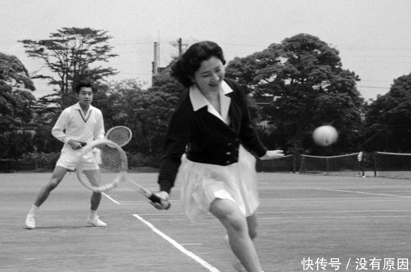 美智子|日本皇室的悲剧:飞上枝头的皇后,生育机器,拒绝和天皇合葬