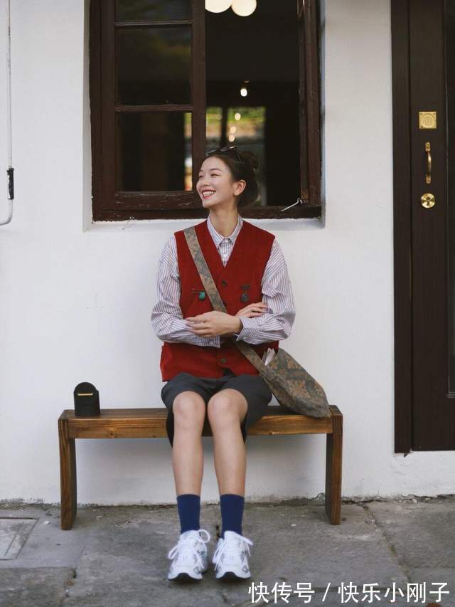 衬衫 秋冬怎么搭出层次感?马甲叠穿衬衫搭配五分短裤,简约又时尚