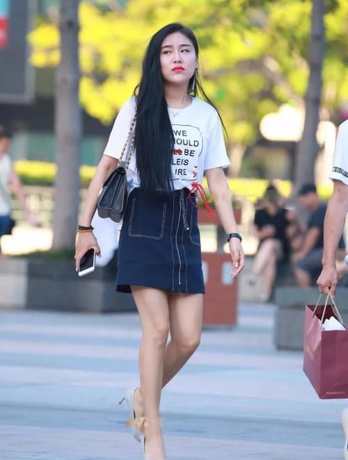 搭配|白色带英文图案短袖T恤，搭配短款牛仔裙，修饰出甜美身姿