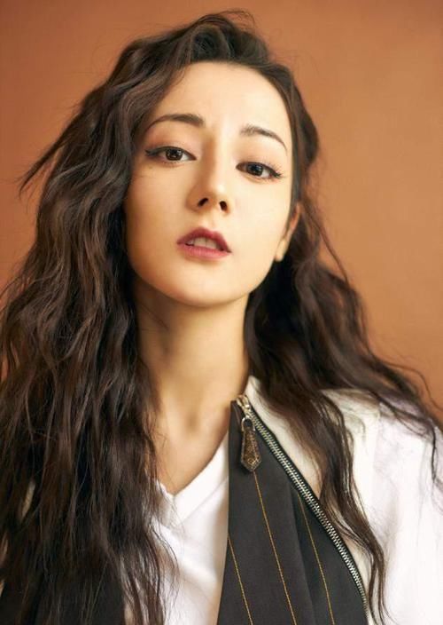 丸子头已经不流行了，今年这5种“发型”是真火，简单大方显脸小