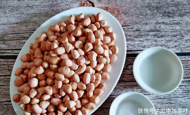 炸花生米，不能急，“牢记1步多加2物”，放7天也不回潮