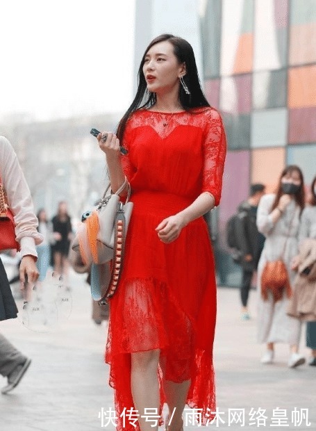 耀眼的红色,不需要限制美女的美