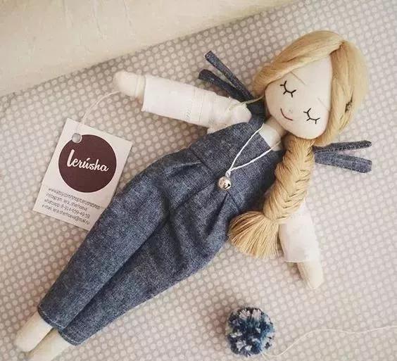 自制玩具熟练的妈妈用碎布给女儿做豪华的换装娃娃