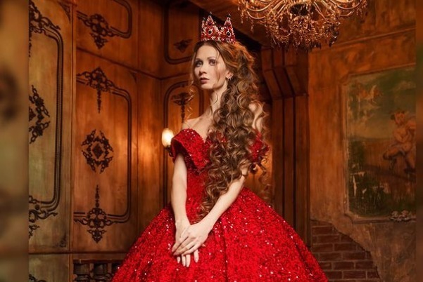 长发公主|现实版长发公主:17年没剪过头发,头发长达1.72米