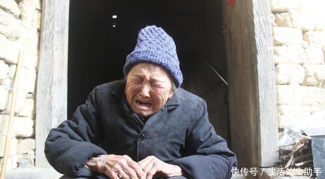 快走|“你个老东西快走开”孙子指着奶奶鼻子骂,宝爸反手就是一巴掌!