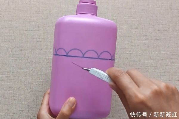 洗发水瓶不要扔,瓶身切一刀,放在卫生间,全家人都要抢着用
