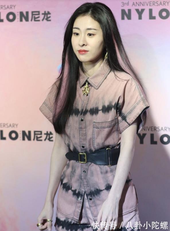 粉色|张碧晨还是太瘦了,腿细的靴筒都塞不满,单看腰围真不像生过孩子