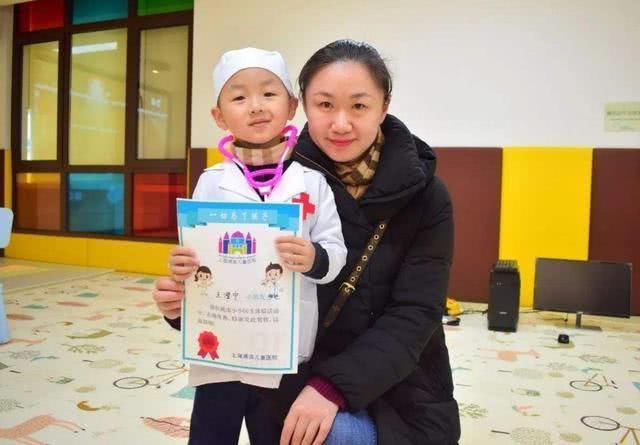 评选|5岁女儿带奖状回家，妈妈欣喜晒朋友圈显摆，看清评选后忍不住笑