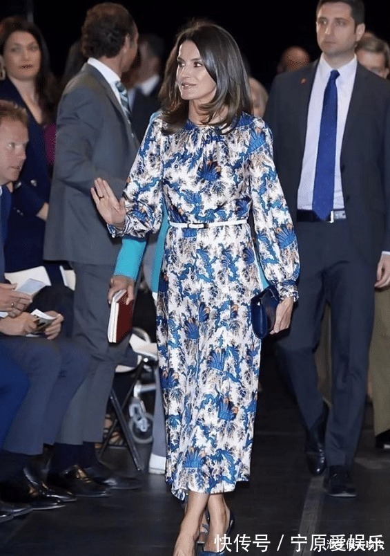 凯特 莱后和凯特同穿蓝色印花裙一个裙子太松垮显胖,另一个活泼娇媚