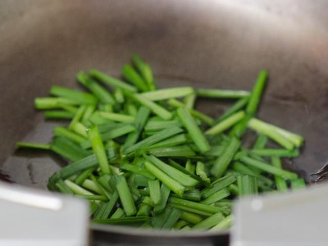 搅拌均匀|韭菜怎么搭配才好吃？分享5种不同的做法，鲜香又美味，老少皆宜