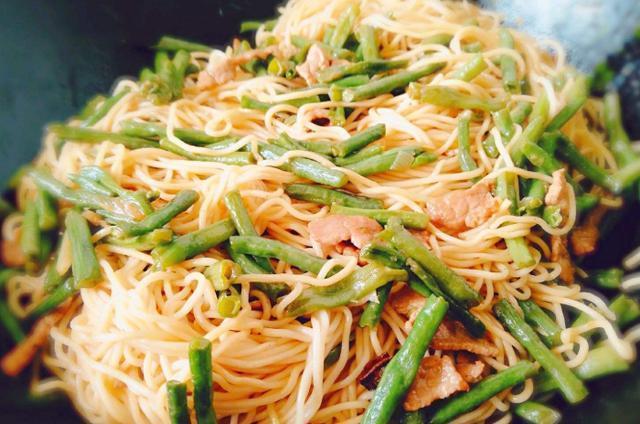 翻炒均匀|挂面别再煮着吃了,加点白菜五花肉上锅一焖,面条劲道入味特好吃