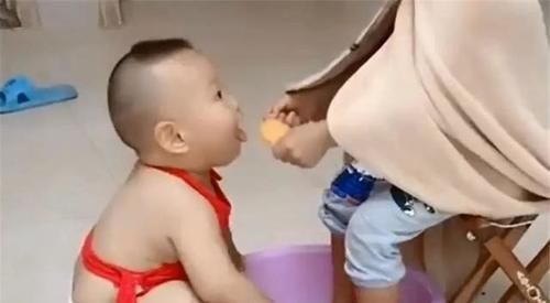 洗脚|2岁弟弟蹲地上给姐姐洗脚,下一秒姐姐的动作,网友:这二胎真惨