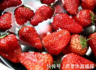 清水洗草莓,比不洗还脏!用这两样水洗,脏东西自动跑出来!