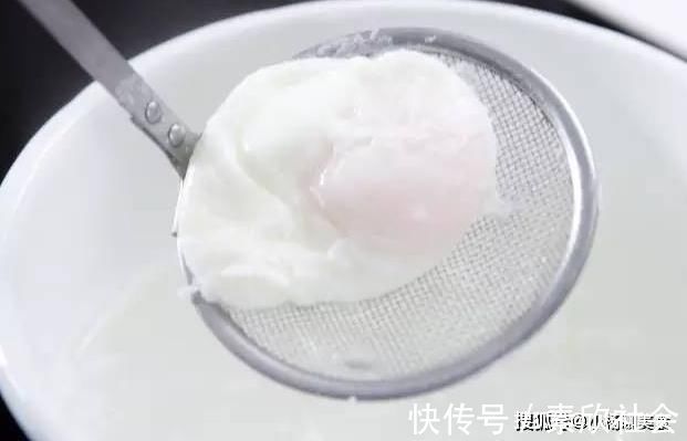 水煮蛋|做水煮荷包蛋,别急着水开下锅,多加这一步,鸡蛋嫩滑不散花