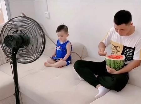 孩子|爸爸带孩子吃西瓜照火了,发明了电风扇“吃瓜法”,懒出了新高度
