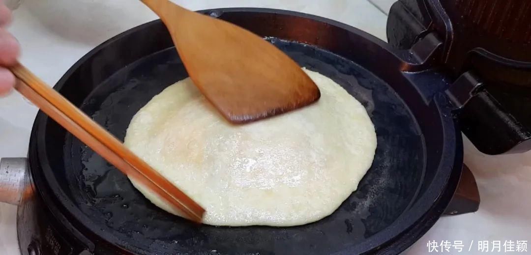 鸡蛋饼这样做太香了,教你懒人做法,鼓泡零失败,吃过就念念不忘