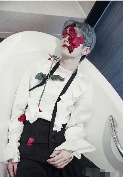 吸血鬼|小伙仿妆吸血鬼,拿掉脸上玫瑰花后真是邪魅,笑起来的时候暴露了