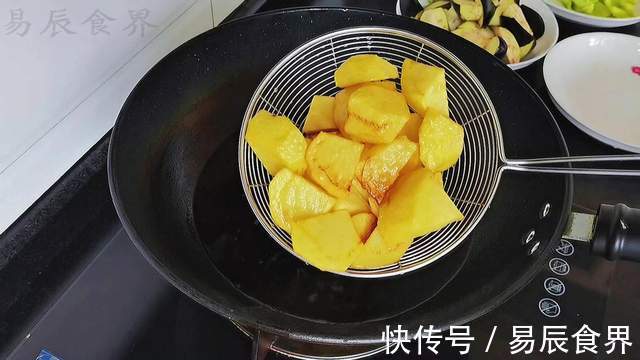 茄子土豆青椒，又一道东北名菜地三鲜，请叫它素菜领袖-地三鲜