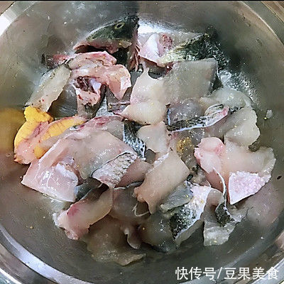 鲈鱼|简单又开胃的酸汤鱼片 金灿灿的汤汁，解馋又下饭