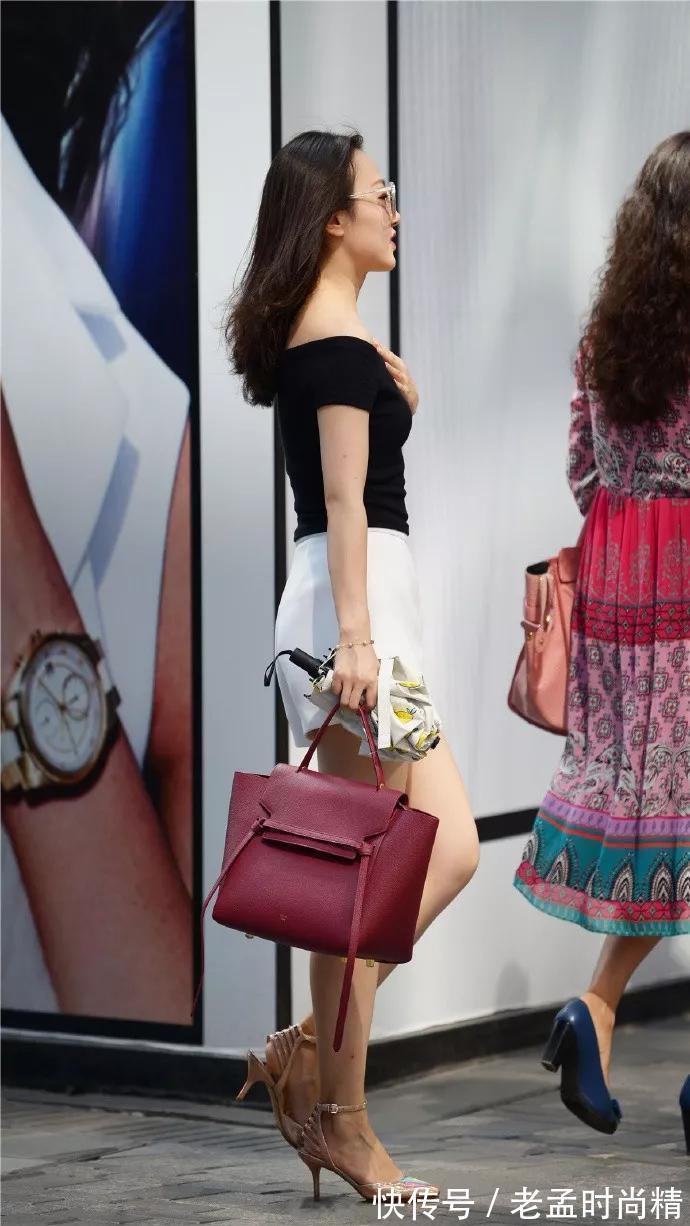 搭配|街拍美女:小姐姐脚上搭配上一双黑色的高跟鞋,就显得更加有气质了