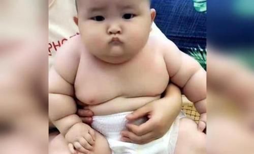 母乳喂养|8月龄宝宝吃母乳胖成球,妈妈沾沾自喜换来了医生的“风险预警”