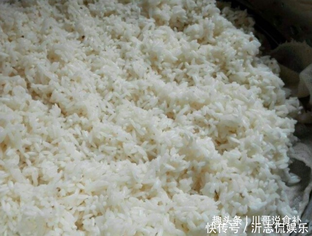 别急|做酒酿,糯米蒸熟别急着撒酒曲,多加1个步骤,米酒香浓放得久