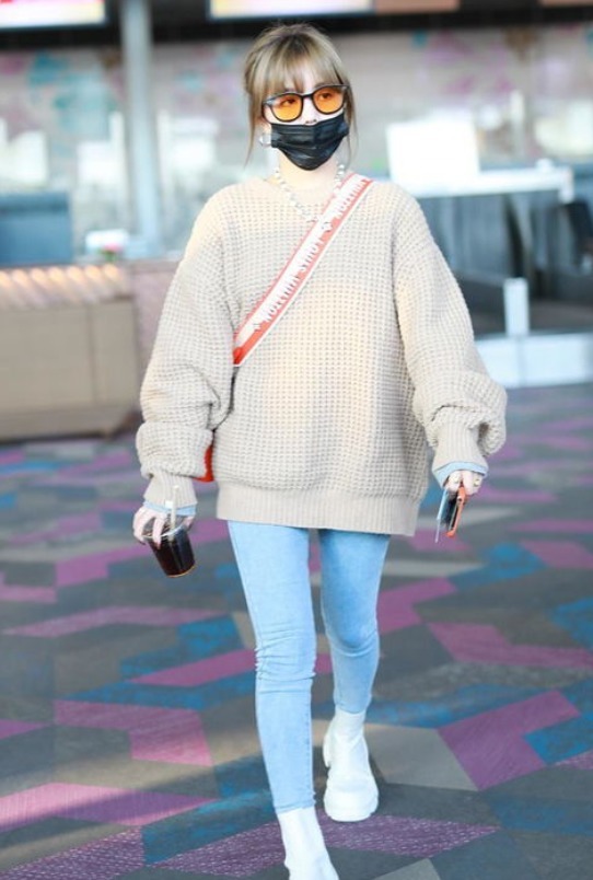 女明星安崎真会穿!一身牛仔套装搭配短发个性洋气,简洁又利落