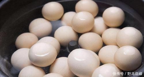 水煮蛋时,直接下锅是大忌,多加1步,蛋又香又嫩,壳一碰就掉!