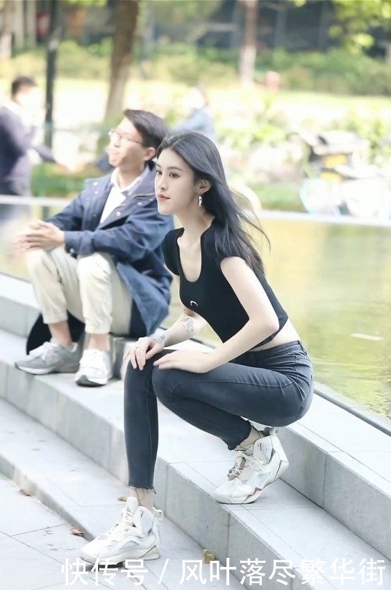 高冷的小姐姐,身穿T恤+牛仔裤,满屏长腿看呆旁边的男生