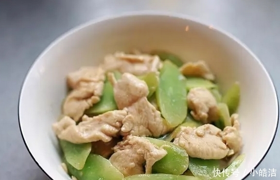 鸡胸肉|大叔家的减肥菜谱:莴笋炒鸡胸肉,滑嫩爽口,做法简单,家人爱吃