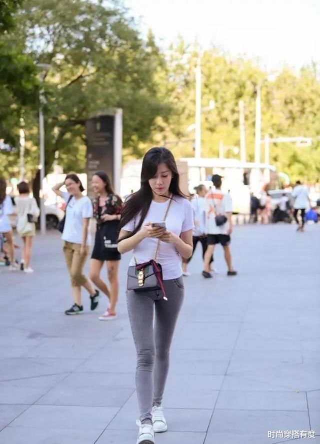 漂亮有气质的打底裤装扮时尚不失优雅，靓丽优雅全靠它，靓丽十足