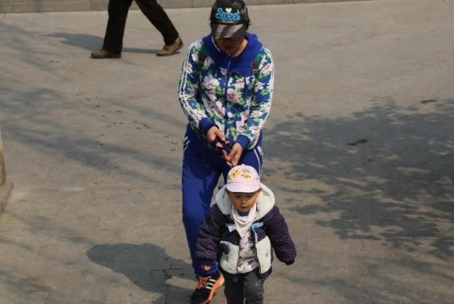 熊孩子|5岁孩子把冰淇淋掉地上,妈妈的教育方式,惊艳到了众人!