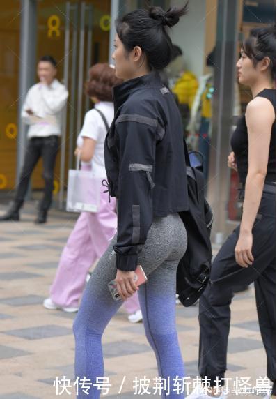 黑色长袖风衣搭配高腰瑜伽裤,修身时尚,大方得体