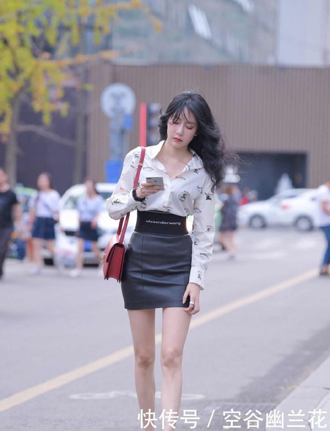 黑色|黑色皮裙真性感,女孩子穿上真好看,搭配花衬衣更有时尚感!