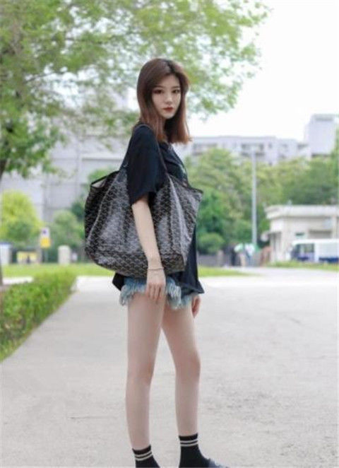 街拍:美女穿红色长裙,长发飘飘,明艳动人