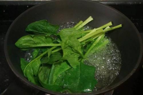 所有蔬菜都要焯水吗菠菜、扁豆、西兰花各不同，吃错了浪费营养